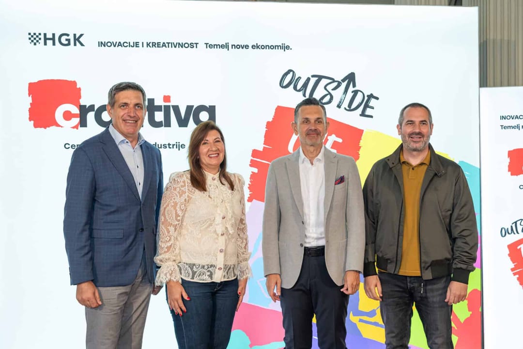 Tomislav Radoš zamjenik predsjednika HGK, Jagoda Divić HGK, Božo Skoko Algebra, Danijel Pek producent, svi sudionici predstavljanja inicijative CROATIVA u HNK Zagreb, stojeći ispred zida s logotipom