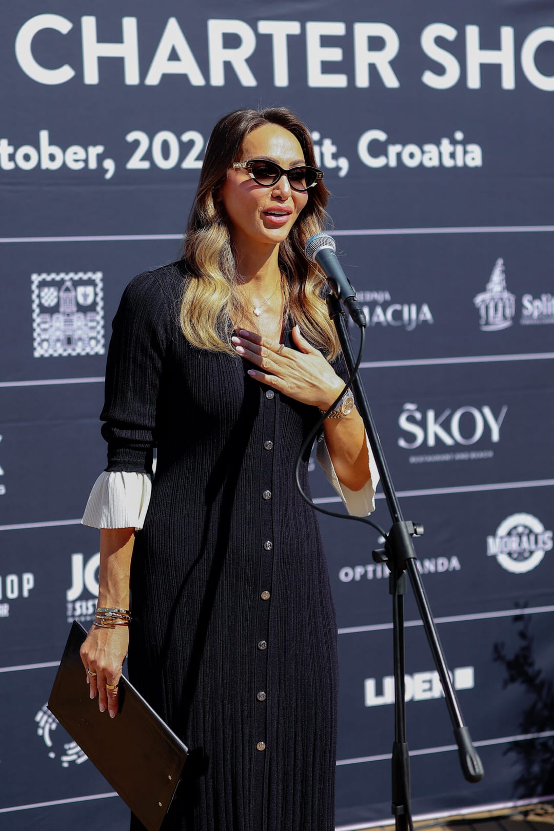 Andreja Vukojević govori za mikrofon na pozornici ispred backwalla s logotipima tijekom CRO.Y.A. Charter Showa. Izvor: HGK.